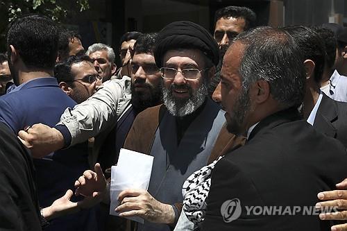 아야톨라 알리 하메네이 이란 최고지도자의 아들 모즈타바 하메네이(가운데)
[AP=연합뉴스 자료사진. 재판매 및 DB금지]