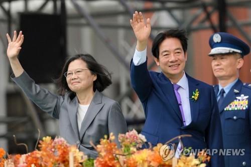 취임식서 손 흔드는 라이칭더 대만 총통 (타이베이 AFP=연합뉴스) 라이칭더 신임 대만 총통(오른쪽)이 20일 타이베이에서 열린 취임식 행사에서 차이잉원 전 총통과 함께 손을 흔들고 있다. 대만 외교부는 이날 취임식에 51개국 대표단, 500명 이상의 해외 귀빈이 참석한다고 밝혔다. 2024.05.20
    passion@yna.co.kr