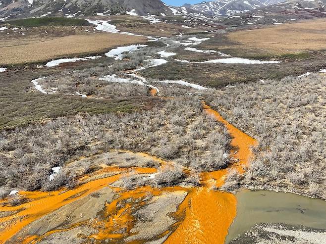 주황빛으로 변한 미국 알래스카 북부의 브룩스 레인지 일대의 강[Josh Koch/미국 지질조사국(USGS). 재판매 및 DB 금지]