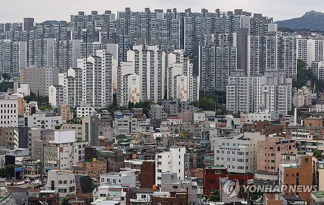 전국 아파트값 반년만에 상승 전환…지방도 하락세 멈춰 [연합뉴스 자료사진]