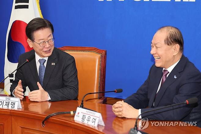 이재명 대표 예방한 황우여 비대위원장 (서울=연합뉴스) 김주성 기자 = 국민의힘 황우여 비상대책위원장이 지난 20일 오후 서울 여의도 국회에서 더불어민주당 이재명 대표를 예방해 대화하고 있다. 2024.5.20 utzza@yna.co.kr