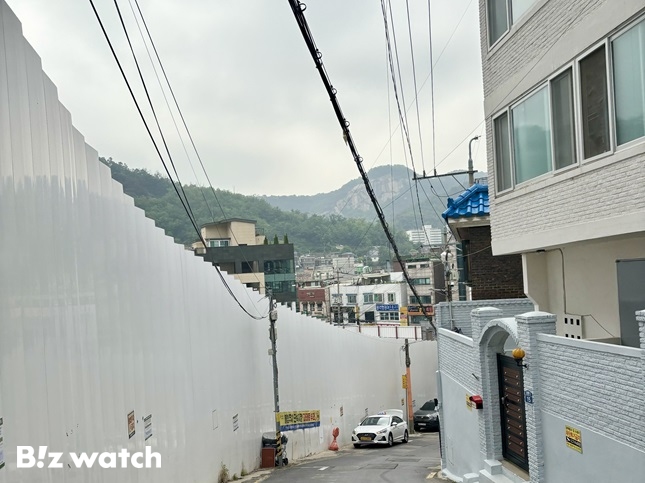 단지 외곽을 따라 골목길을 걷다가 아래를 내려다본 모습. 단지 입구보다 고도가 높아진 게 느껴졌다.