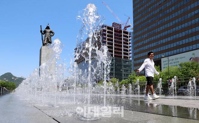 지난 14일 서울 광화문 광장을 찾은  시민들이 분수를 배경으로 사진을 찍으며 즐거운 시간을 보내고 있다.(사진=방인권 기자)