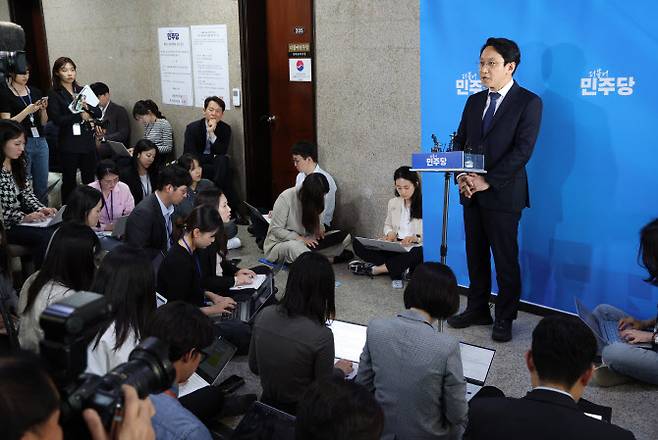 천준호 더불어민주당 당대표 비서실장이 지난 4월 26일 오후 서울 여의도 국회에서 윤석열 대통령과 이재명 민주당 대표의 영수회담 준비를 위한 3차 실무회동 결과를 브리핑을 하고 있다.(사진=뉴스1)