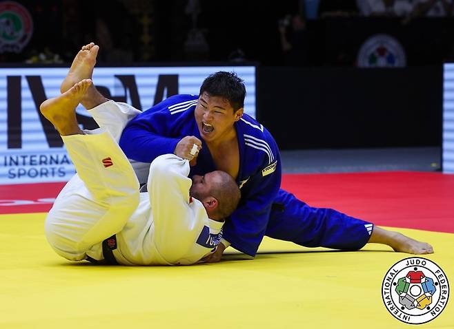 세계선수권 결승전에서 김민종(파란 도복)이 금메달을 획득했다, 국제유도연맹