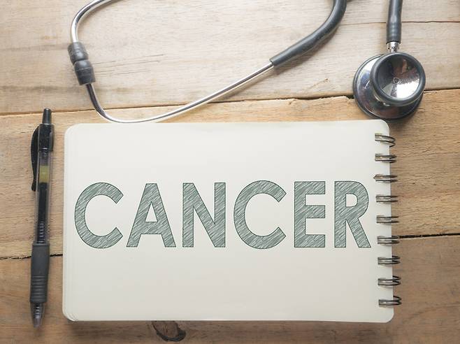 암으로 진단받는 순간, 환자와 가족의 삶이 순식간에 확 바뀐다. 수술비와 약값 등 돈 걱정도 큰 스트레스다. 3세대 면역항암제 치료비는 요즘 얼마나 들까. [사진= 게티이미지뱅크]