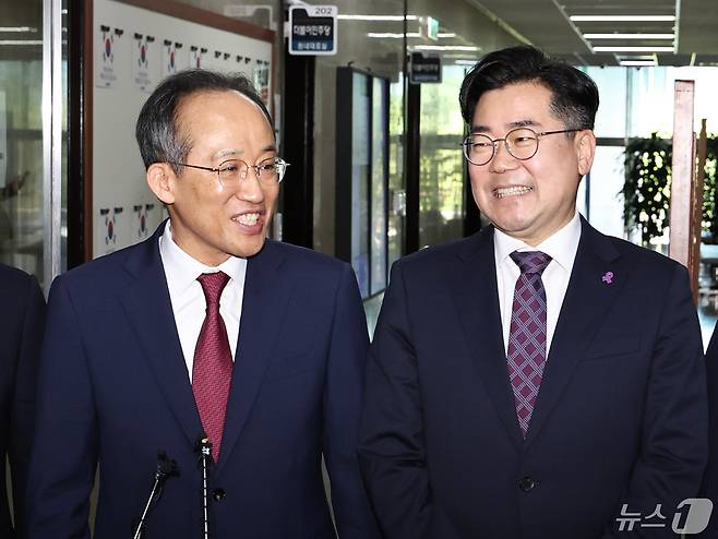 추경호 국민의힘 원내대표와 박찬대 더불어민주당 원내대표가 13일 서울 여의도 국회에서 회동을 마친 뒤 취재진의 질문에 답하고 있다. 2024.5.13/뉴스1 ⓒ News1 구윤성 기자