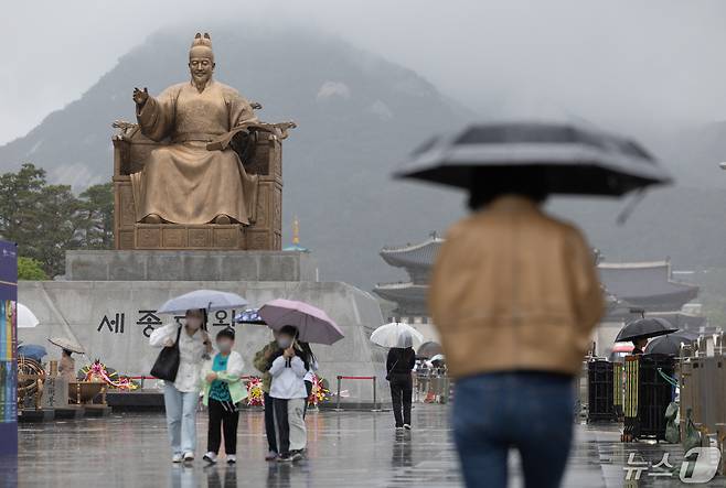 서울 종로구 광화문광장 세종대왕상 앞으로 우산을 쓴 시민들이 발걸음을 옮기고 있다. 2024.5.15/뉴스1 ⓒ News1 이재명 기자