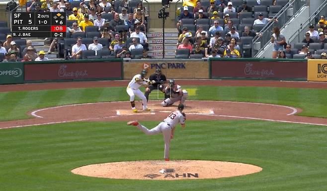 배지환이 6회말 2사 2루 득점권 찬스에서 1루로 기습번트를 대고 있다. 사진=MLB.TV 캡처