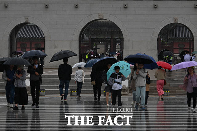 금요일인 24일은 전라권과 경남권, 제주도는 대체로 맑겠으나 수도권과 강원 일부 지역에 5㎜ 미만의 비가 내리는 곳이 있겠다. 돌풍과 요란한 비가 예보된 15일 오후 서울 종로구 광화문 삼거리에서 시민들이 우산을 쓴 채 걸음을 옮기고 있다. /남윤호 기자