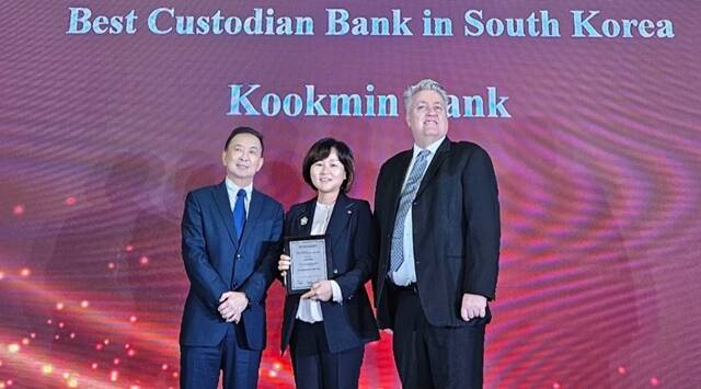 23일 홍콩에서 진행된 아시아뱅커지 주관 'The Asian Banker Financial Markets Awards 2024'에서 김옥자 KB국민은행 수탁사업부장(좌측 두 번째)과 아시안뱅커지 관계자들이 기념사진을 촬영하고 있다. /KB국민은행