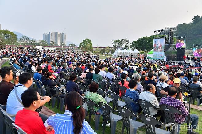 장성군 황룡강 길동무 꽃길축제가 24일 개막했다. 축제 주무대가 마련된 황룡정원 잔디광장/사진-장성군