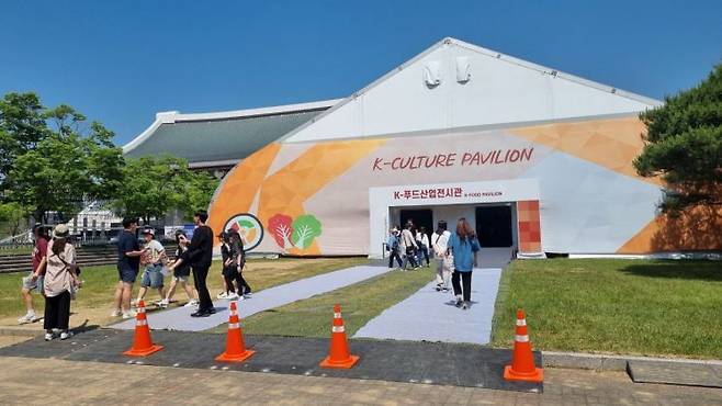 ‘2024 천안 K-컬처 박람회’가 개막 3일차를 맞이한 가운데 ‘산업 박람회’로서 성공 가능성을 높이고 있다.  푸드산업 전시관 모습