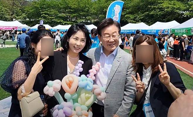 이재명 더불어민주당 대표의 배우자 김혜경씨가 약 2년 3개월 만에 이 대표와 함께 공식 일정에 모습을 나타냈다. 김씨는 지난 4일 이 대표와 함께 인천 계양구 경인교대에서 열린 인천 어린이 놀이 축제와 계양아라온 행사에 참석했다../이재명 대표 유튜브 캡쳐/뉴시스