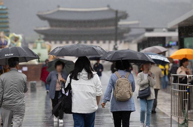 수도권 지역에 비가 내린 지난 15일 오후 서울 종로구 광화문광장에서 우산을 쓴 시민들이 발걸음을 옮기고 있다. 2024.5.15/뉴스1