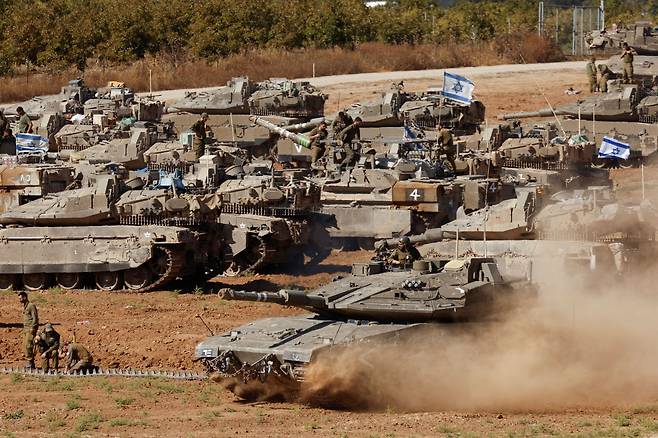 5월 7일 이스라엘 남부의 이스라엘-가자지구 국경 인근에서 이스라엘 탱크가 기동하고 있다. /로이터 연합뉴스