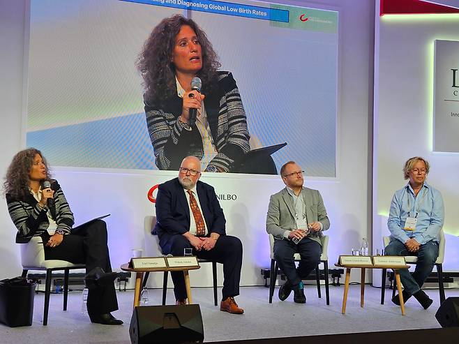 23일 서울 신라호텔에서 열린 제15회 아시안리더십콘퍼런스(ALC)에서 열린 '초저출생 극복에 나선 각국의 경험, 한국에 가장 필요한 것은' 세션. 왼쪽부터 야엘 스마자 스마자·스마자 미국지사 대표, 윌렘 아데마 OECD 수석경제학자, 스튜어트 지텔-바스텐 홍콩과학기술대 사회학·공공정책학 교수, 군나르 안데르손 스웨덴 스톡홀름대 인구학 교수. /김민정 기자