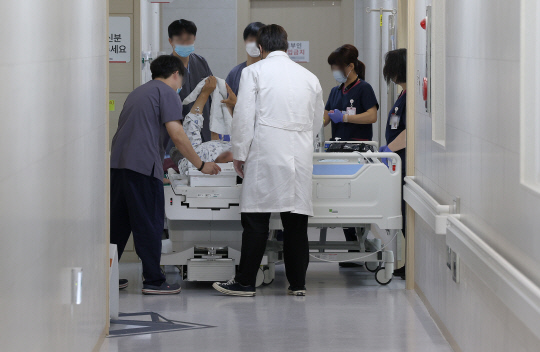 의정갈등이 계속되고 있는 23일 대구 한 대학병원에서 의료진이 환자를 살피고 있다. [대구=연합뉴스]