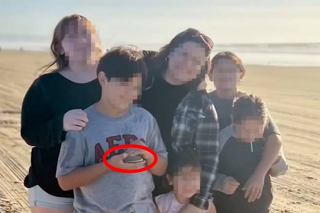 샬롯 루스가 지난해 미국 캘리포니아 피스모 해변에서 가족들과 촬영한 사진. 아들의 손에 조개가 들려있다. 사진=ABC 7 캡처