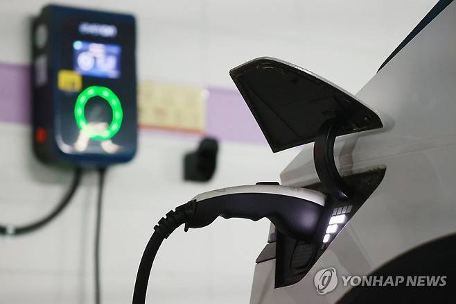전기차 충전소 이용액 1년 만에 2배 증가. 연합뉴스