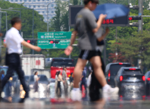 전국적으로 초여름 날씨를 보인 23일 오후 서울 영등포구 여의대로 위로 지열에 의한 아지랑이가 피어오르고 있다. 연합뉴스