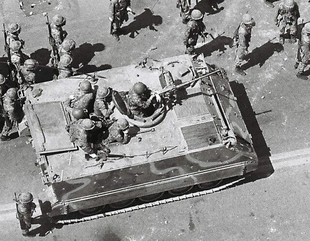 1980년 5월21일 옛 전남도청 앞에 배치된 계엄군 장갑차와 군인들. 5·18진상규명조사위원회 제공
