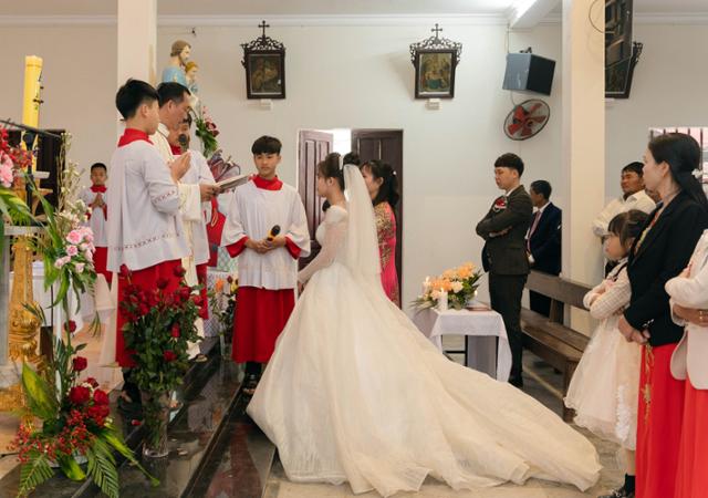 지난달 12일 베트남 중북부 탄호아성의 한 성당에서 결혼식이 진행되고 있다. 탄호아=허경주 특파원