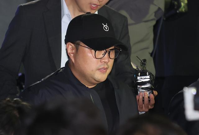 뺑소니 혐의와 음주운전 의혹을 받는 트로트 가수 김호중이 21일 서울 강남경찰서에서 비공개 조사를 마치고 나오고 있다. 뉴스1