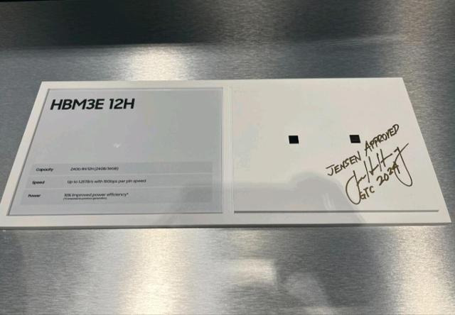 젠슨 황 엔비디아 최고경영자(CEO)가 지난 3월 미국 새너제이에서 열린 연례 개발자 콘퍼런스 'GTC 2024'에 마련된 삼성전자 부스를 찾아 차세대 고대역폭 메모리(HBM)인 HBM3E에 친필 사인을 남겼다. 한진만 삼성전자 부사장 SNS 캡처