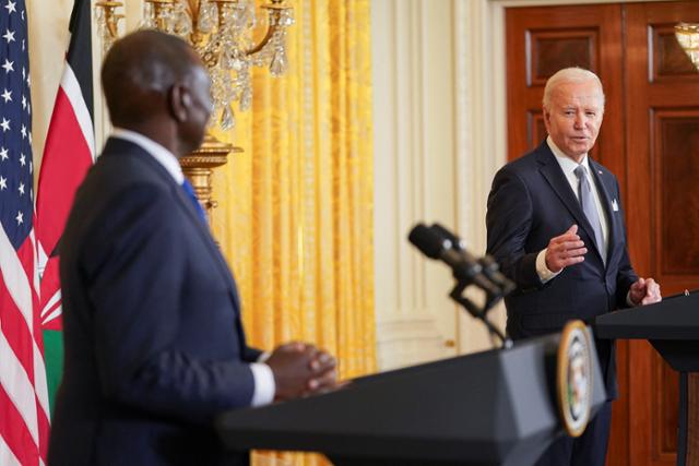 조 바이든(오른쪽) 미국 대통령이 23일 워싱턴 백악관에서 윌리엄 루토 케냐 대통령과 정상회담을 한 뒤 공동 기자회견을 열고 있다. 워싱턴=로이터 연합뉴스