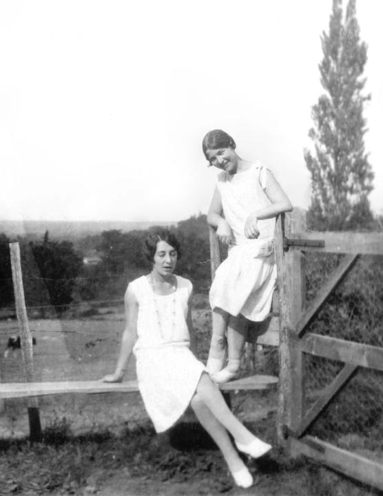 1928년 프랑스에서 시몬 드 보부아르와 그가 자자라고 부른 친구 엘리자베스 라쿠앵의 모습. 위키미디어