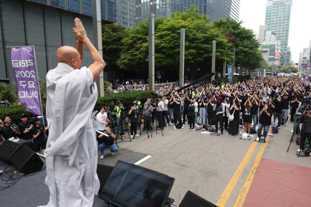 법명 '뉴진'으로 활동하는 개그맨 윤성호가 24일 오후 서울 서초구 삼성전자 사옥 앞에서 열린 '전국삼성전자노조 문화행사'에서 무대를 선보이고 있다. 뉴시스