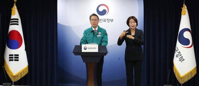 박민수 보건복지부 2차관이 24일 정부서울청사에서 의사 집단행동 중앙재난안전대책본부 회의 결과를 설명하고 있다. 뉴스1