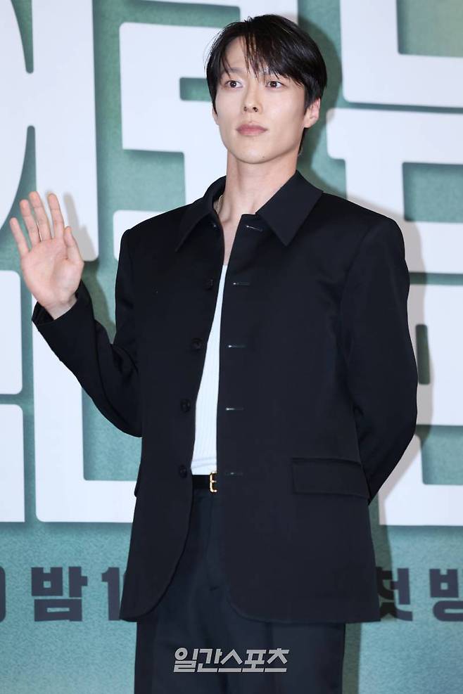 배우 장기용이 2일 오후 서울 마포구 스탠포드 호텔 코리아에서 열린 JTBC 새 토일 드라마 '히어로는 아닙니다만' 제작발표회에 참석해 인사말을 하고 있다. '히어로는 아닙니다만'은 남다른 능력을 지녔지만 아무도 구하지 못했던 남자가 마침내 운명의 그녀를 구해내는 판타지 로맨스 드라마. 오는 4일 오후 10시 30분 첫 방송. 상암=서병수 기자 qudtn@edaily.co.kr /2024.05.02/