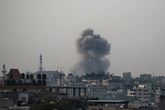 지난 19일 가자지구 남부 라파 동부에서 이스라엘군의 폭격으로 연기가 피어오르고 있다. AFP=연합뉴스