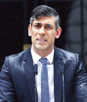 리시 수낵 영국 총리가 22일(현지시간) 런던 총리관저 앞에서 비를 맞으며 긴급 기자회견을 하고 있다.   /AFP연합뉴스