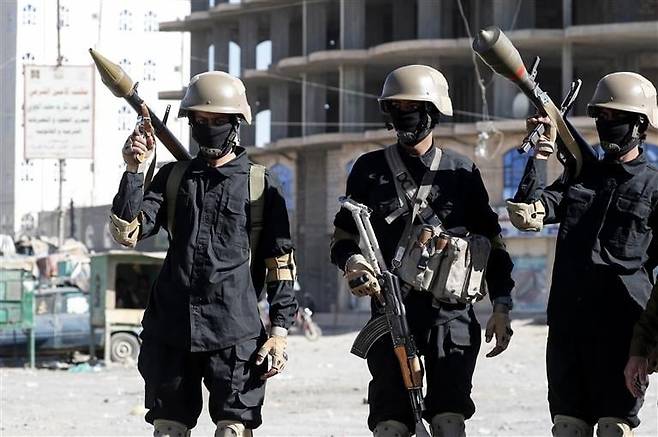 지난 1월 예멘 사나에서 군사 훈련을 마친 후티 반군 병사들이 경계를 서고 있다./ EPA연합뉴스