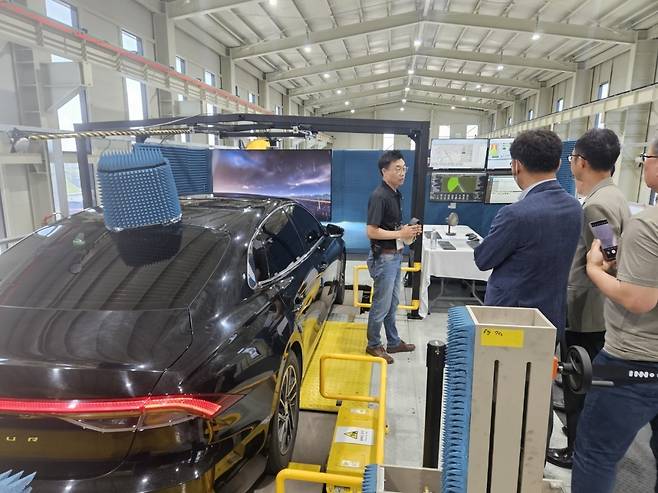 광주 인공지능(AI) 융합산업사업단이 24일 경기도 김포 이노팩토리 공장에서 AI 대형 드라이빙 시뮬레이터 주요 장비인 VILS를 시연하고 있다. AI융합산업사업단 제공