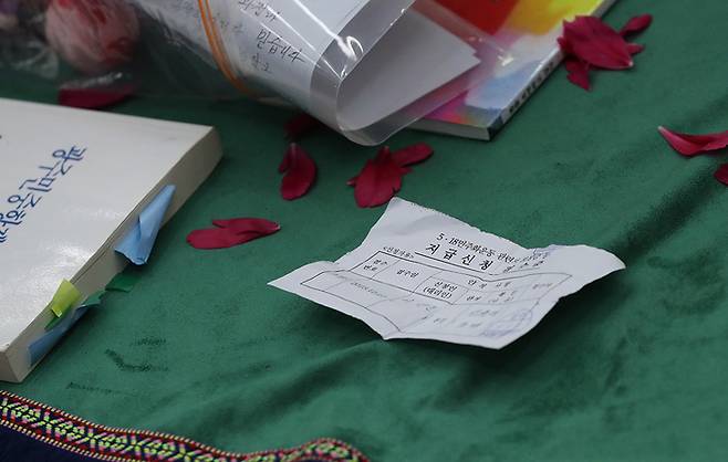 5·18 성폭력 피해자 간담회가 열린 지난달 28일 전남대학교 김남주홀에 참가자들이 가져온 물품이 놓여 있다.  정효진 기자
