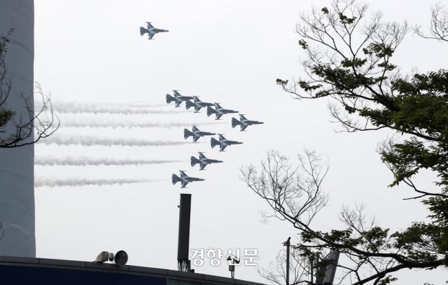 공군 특수비행팀 ‘블랙이글스’가  지난 2023년 서울 상공에서 건군 75주년 국군의 날 기념 축하비행 사전 연습비행을 하고 있다. 김창길기자