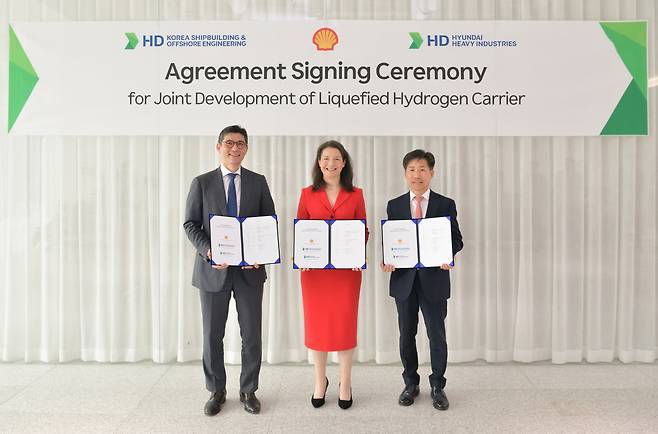 HD Hyundai and Shell signed a joint development agreement for liquefied hydrogen carrier technologies at the HD Hyundai Global R&D Center in Gyeonggi Province, Korea, Friday, attended by (from left to right) Kim Sung-joon, CEO of HD Korea Shipbuilding & Offshore Engineering, Karrie Trauth, senior vice president of Shell Shipping & Maritime, and Jeon Seung-ho, CTO of HD Hyundai Heavy Industries. (HD Hyundai)