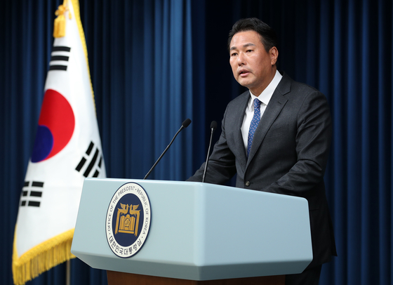 Principal Deputy National Security Adviser Kim Tae-hyo speaks on a trilateral summit bringing together the leaders of Korea, Japan and China over Sunday and Monday during a briefing at the Yongsan presidential office in central Seoul Thursday. [NEWS1]