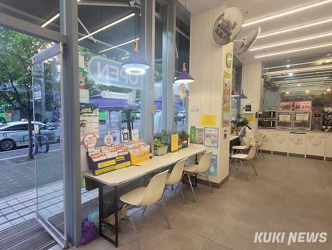 23일 방문한 기후동행쉼터로 선정된 서울 시내 한 편의점 내부 모습. 사진=김한나 기자