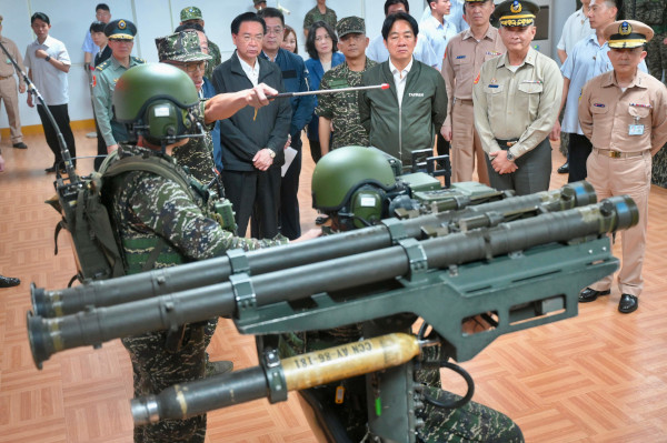 라이칭더(뒷줄 가운데) 대만 총통이 23일 타오위안 소재 해병대 제66여단을 방문해 미국산 스팅어 방공시스템 시연을 지켜보고 있다. AFP연합뉴스