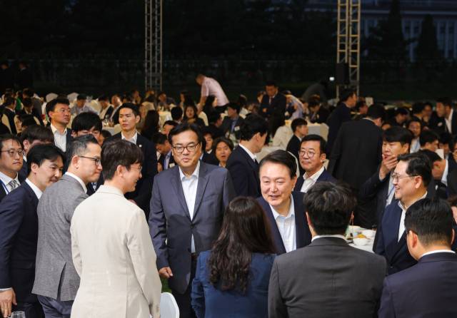 윤석열 대통령이 24일 서울 용산 대통령실 청사 잔디마당에서 열린 '대통령의 저녁 초대' 출입기자단 초청 만찬 간담회를 마친 뒤 참석자들과 인사하고 있다. 연합뉴스