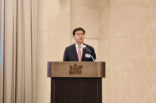 24일 2024 한국제약바이오협회 CEO포럼에서 노연홍 한국제약바이오협회 회장이 축사를 하고 있다.