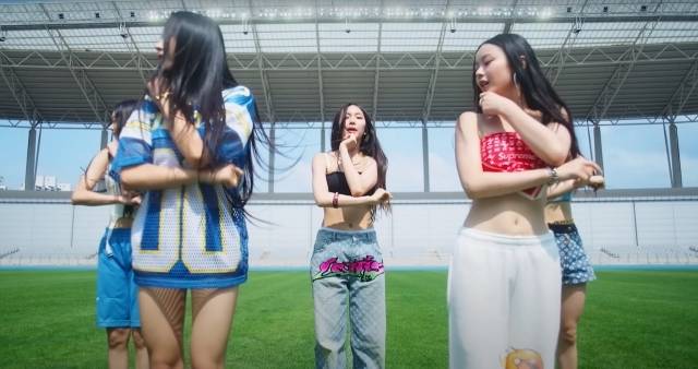 뉴진스가 어텐션(Attention) 뮤직비디오에서 블록코어룩을 선보였다.[사진=뉴진스의 어텐션 뮤직비디오 캡처]