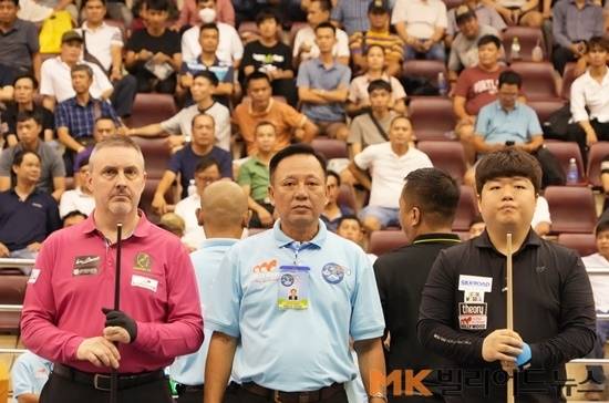 관심을 모은 조명우와 쿠드롱 경기에서 쿠드롱이 승리하며 16강 진출을 확정했다. 경기에 앞선 선수 소개시간에 쿠드롱과 조명우가 심판과 함께 나란히 서서 호명을 기다리고 있다.