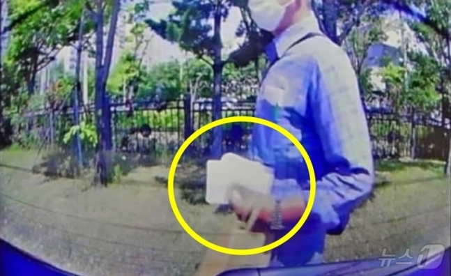 일본차에 남겨진 쪽지(위)와 블랙박스에 찍힌 남성의 모습(아래). /사진=온라인 커뮤니티 캡처