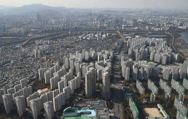 전국 전세가격이 오른 상황인 가운데 강동구만 홀로 전세가격이 하락세를 보였다. 사진은 서울의 아파트 밀집지 모습. /사진=뉴스1